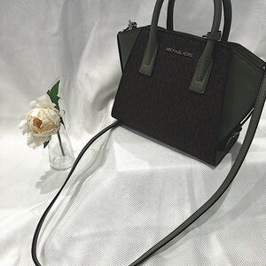 Avri small logo top zip stachel.